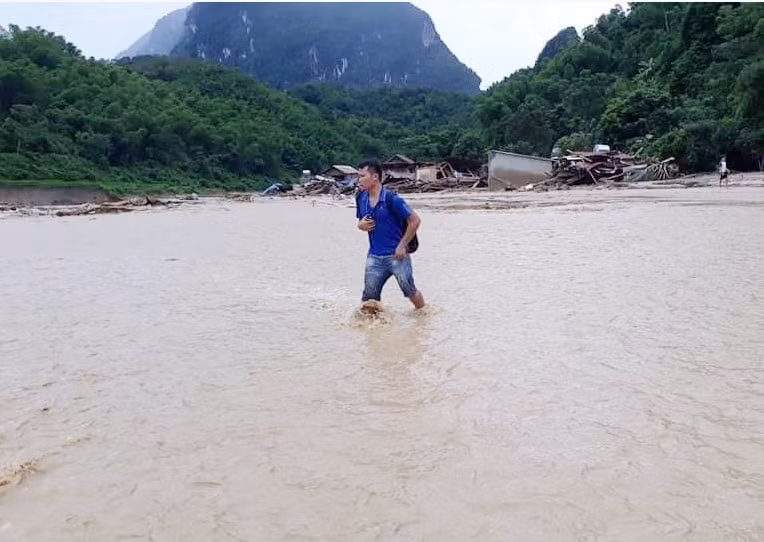 Phải đi qua nhiều ngọn đồi, băng qua nhiều con suối, phóng viên Nguyễn Văn Dương mới ghi lại được hình ảnh 