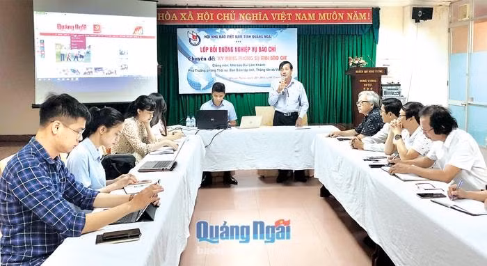 Phó Chủ tịch Hội Nhà báo Việt Nam tỉnh Đặng Văn Nghiệp khai giảng lớp bồi dưỡng 