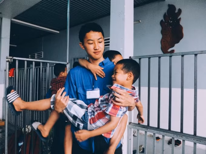 Giúp đỡ những hoàn cảnh khó khăn là một niềm hạnh phúc của nam sinh phố núi.