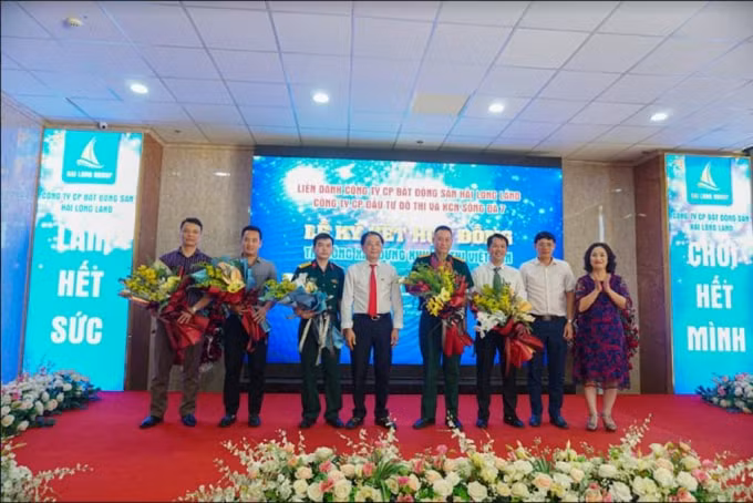 Liên danh chủ đầu tư KĐT Việt Hàn tặng hoa cho 5 đơn vị trúng thầu các hạng mục thuộc dự án.