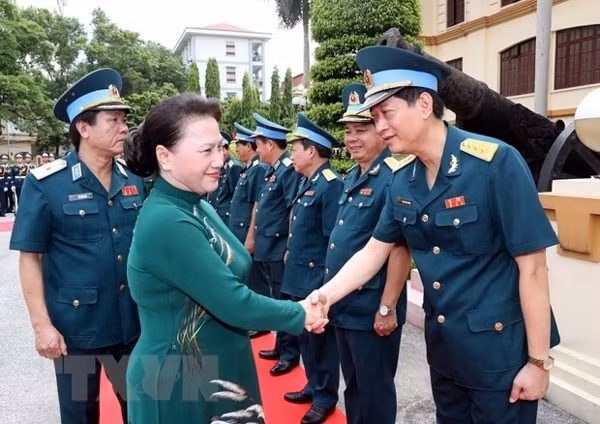 Chủ tịch Quốc hội Nguyễn Thị Kim Ngân với các cán bộ, sỹ quan chỉ huy của Quân chủng Phòng không-Không quân. Ảnh: TTXVN