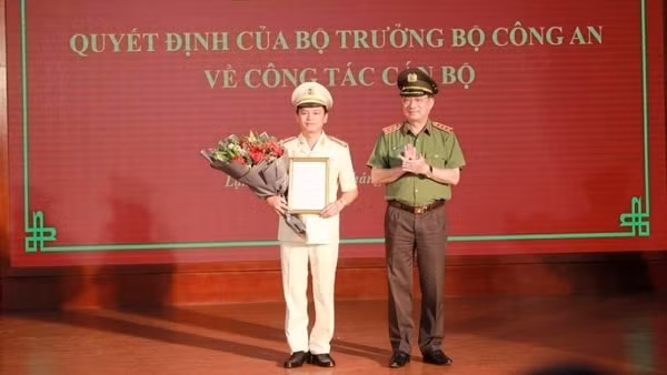 Thứ trưởng Bộ Công an Nguyễn Văn Thành (bên phải) trao Quyết định cho Đại tá Thái Hồng Công