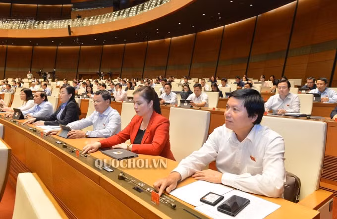 Đại biểu Quốc hội biểu quyết thông qua Luật sửa đổi, bổ sung một số điều của Luật Tổ chức Chính phủ và Luật Tổ chức chính quyền địa phương, tại Kỳ họp thứ 8, Quốc hội khóa XIV.