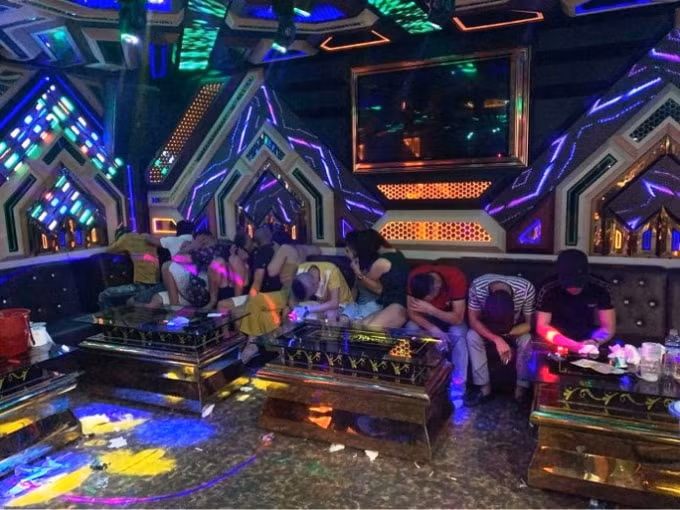 20 nam nữ tụ tập 'bay lắc' thâu đêm trong quán karaoke. Ảnh: TL.