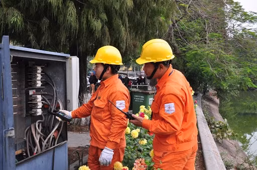 EVN Hoàn Kiếm tăng cường kiểm tra. Ảnh: TL.