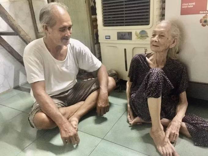 ông Đinh Tiên Sinh và mẹ nuôi