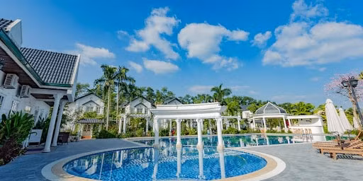 Hệ thống bể bơi ngoài trời của Vườn Vua resort & villas.