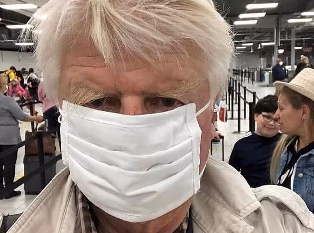 Cha thủ tướng Anh Boris Johnson tại sân bay Athens, Hy Lạp. Ảnh: Instagram