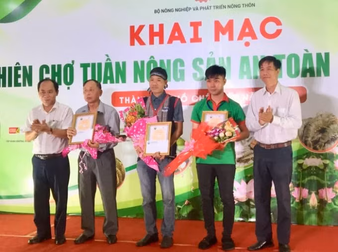 Đại diện các doanh nghiệp được Bộ NN&PTNT trao giải sản phẩm nông sản được người tiêu dùng ưa chuộng