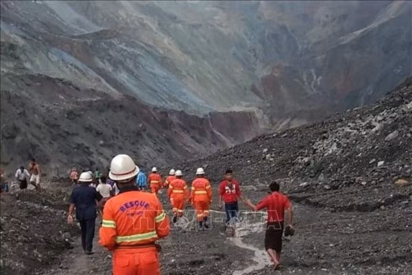 Lực lượng cứu hộ tìm kiếm nạn nhân sau vụ lở đất ở bang Kachin, Myanmar ngày 2/7/2020. Ảnh: AFP