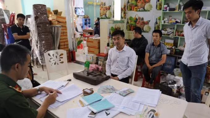 Nguyễn Mạnh Nghĩa (SN 1980), Đội phó Đội Quản lý thuế liên xã, phường thuộc Chi cục thuế Khu vực Gia Nghĩa - Đắk G’long khi bị bắt quả tang 