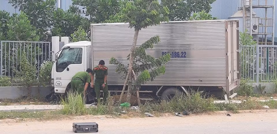 Công an tỉnh Vĩnh Phúc đang khám nghiệm hiện trường vụ tai nạn.