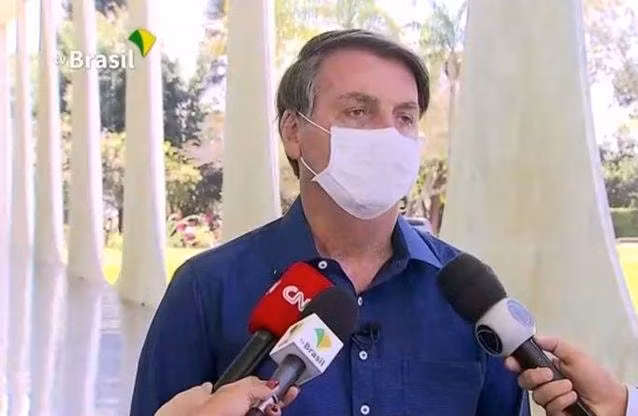 Ông Bolsonaro trả lời phỏng vấn từ CNN Brazil, EBC và Record TV. Ông cũng xác nhận nhiễm Covid-19 khiến các phóng viên này ngay lập tức bị cách ly. Ảnh: EBC