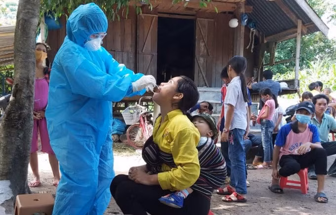 Các bác sĩ khám sàng lọc cho người dân tại buôn Diêo, xã Bông Krang, huyện Lắk. Ảnh: N.T.