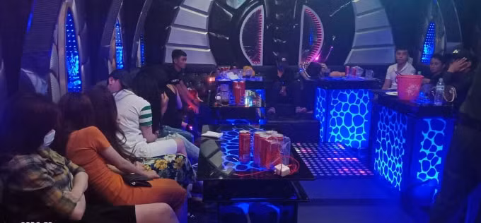 Các đối tượng bị bắt quả tang tại cơ sở karaoke. (Ảnh Công an)