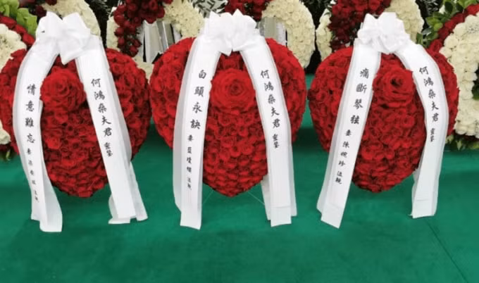 Vòng hoa của bà hai, bà ba, bà tư