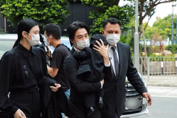 Con trai của Hà Du Quân và siêu mẫu Ming Xi được bảo vệ nghiêm ngặt.