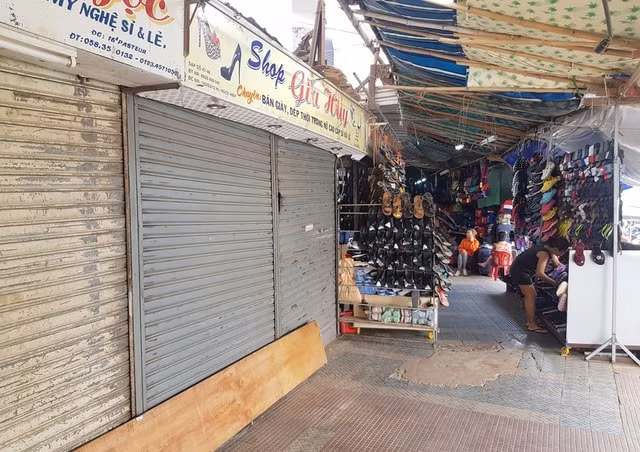 Nhiều tiểu thương và các hộ kinh doanh nhỏ lẻ phải đóng cửa vì áp lực tài chính.