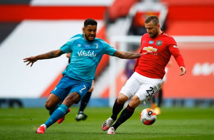 Mẫu áo đấu sân khách mới được các cầu thủ Bournemouth mặc trong trận gặp Manchester United.