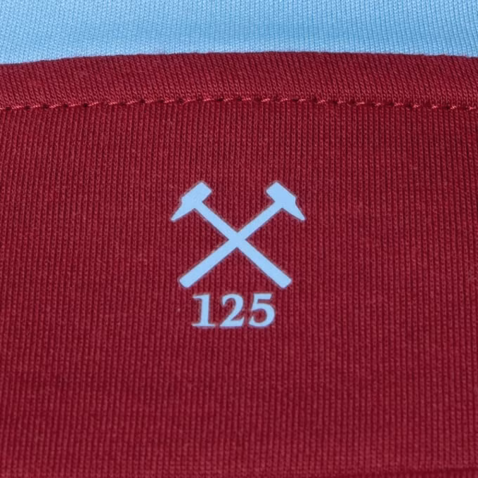 Logo nhỏ trên cổ áo kỷ niệm 125 năm thành lập của West Ham.