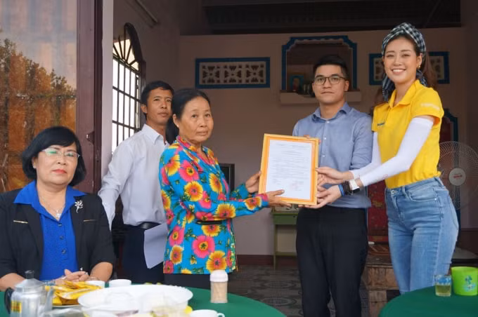 Hoa hậu Hoàn Vũ Khánh Vân tham gia làm thiện nguyện tại tỉnh Long An vào ngày 8/7 (Ảnh: Thanh Nga).