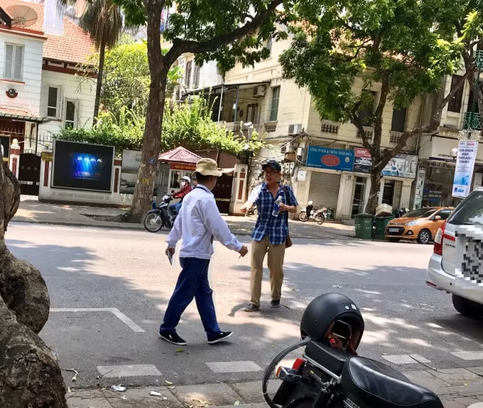 Việc thanh toán bằng tiền mặt vẫn diễn ra rất nhiều tại các điểm đỗ xe thông minh iParking.