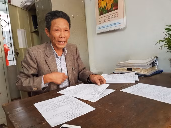 Cán bộ thuế xã Xương Lâm Nguyễn Đức Sửu thừa nhận hai chữ ký tại hai tờ khai thuế của ông Nguyễn Văn Minh là khác nhau, không phải của 1 người ký.