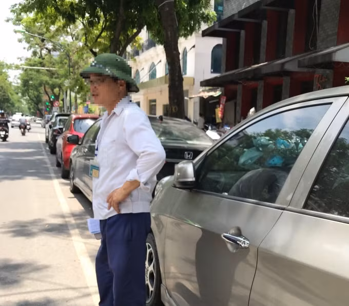 Nhân viên luôn có sẵn vé để ghi cho khách hàng.