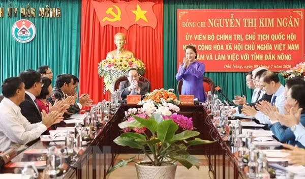 Chủ tịch Quốc hội Nguyễn Thị Kim Ngân làm việc với lãnh đạo chủ chốt tỉnh Đắk Nông. Ảnh: TTXVN