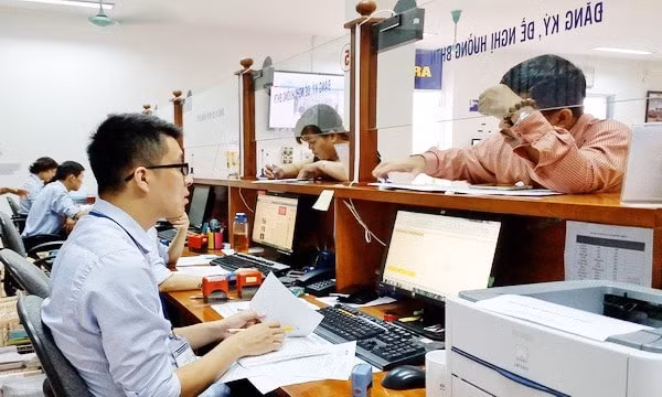 Từ 15/7/2020, hồ sơ hưởng trợ cấp thất nghiệp cần có xác nhận của người sử dụng lao động. Ảnh minh họa