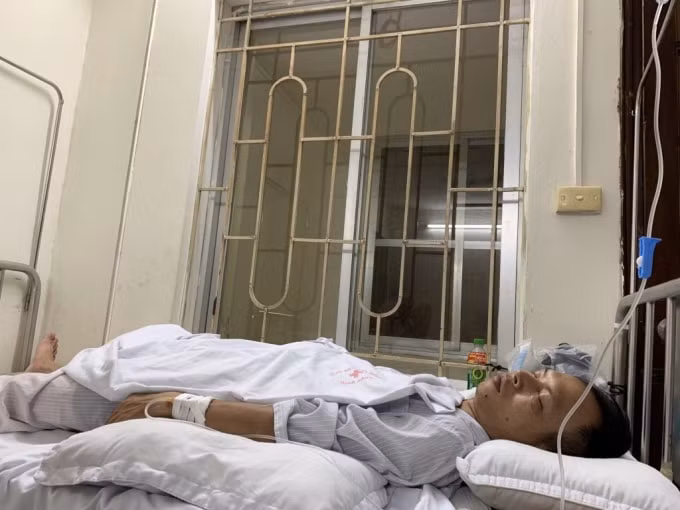 Hiện anh Hoàng đang được điều trị tại Bệnh viện Xây dựng với nhiều vết thương trên cơ thể, tay chưa nâng lên được.
