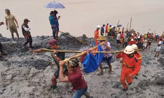Lực lượng cứu hộ đưa thi thể nạn nhân ra khỏi khu mỏ gặp thảm họa ở Kachin, Myanmar hôm 2/7. Ảnh: TL.