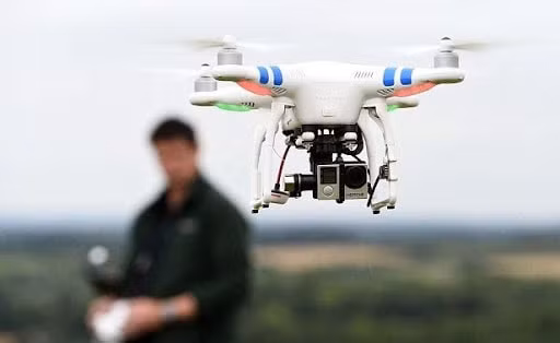 Bộ Quốc phòng đề xuất kiểm soát chặt việc sử dụng flycam. Ảnh: TL.