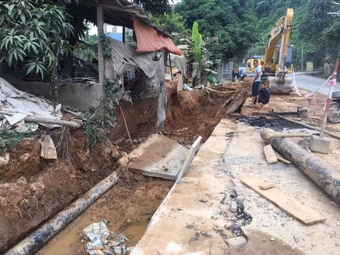 Do nền đất yếu đã khiến 1 đoạn đường cống dẫn nước thải của Khu công nghiệp bị sập đổ. Ảnh: TL.