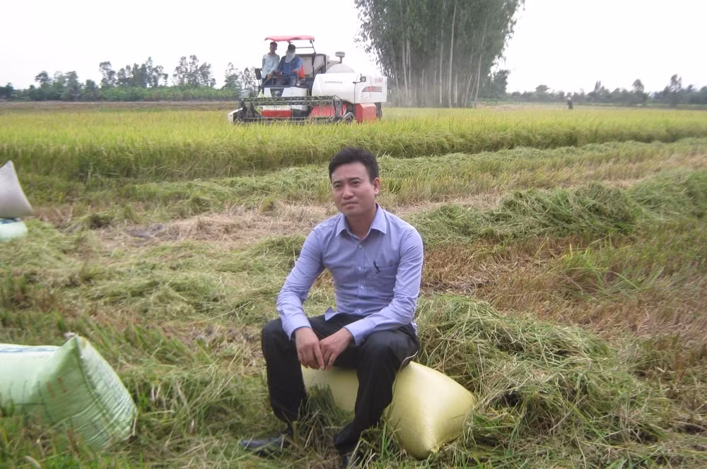 Nhà báo Chu Minh Khôi trong một lần đi tuyên truyền về cơ giới hóa sản xuất nông nghiệp. Ảnh NVCC