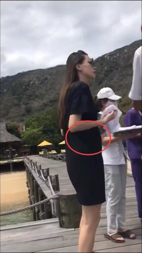 Hồ Ngọc Hà để lộ vòng 2 lùm xùm