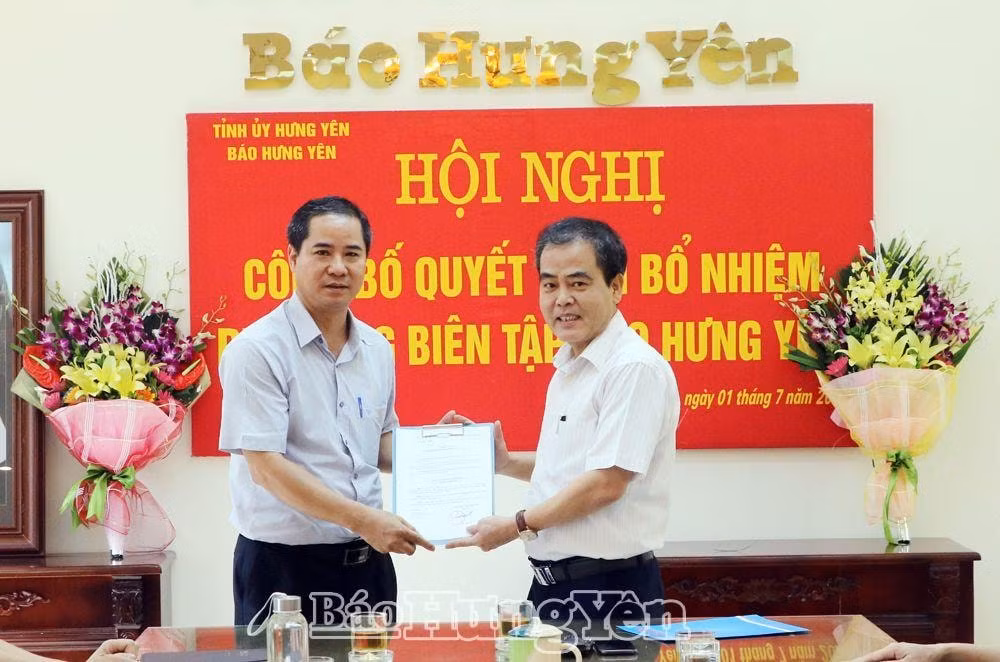 Ông Lê Văn Hưng, Ủy viên Ban Thường vụ Tỉnh ủy, Trưởng ban Tổ chức Tỉnh ủy trao Quyết định bổ nhiệm Phó Tổng Biên tập cho ông Nguyễn Ngọc Luyện(ảnh: baohungyen).