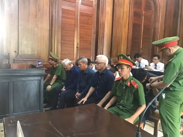 Các bị cáo tại phiên tòa ngày 2/7. Ảnh: CAND
