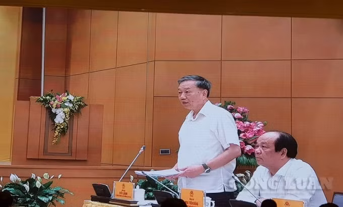 Bộ trưởng Bộ Công an Tô Lâm báo cáo tại Hội nghị.