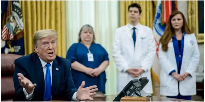 Trump tái khẳng định virus Corona sẽ biến mất giữa lúc Mỹ ghi nhận số ca nhiễm mới tăng kỷ lục. Ảnh: Doug Mills-Pool/Getty Images