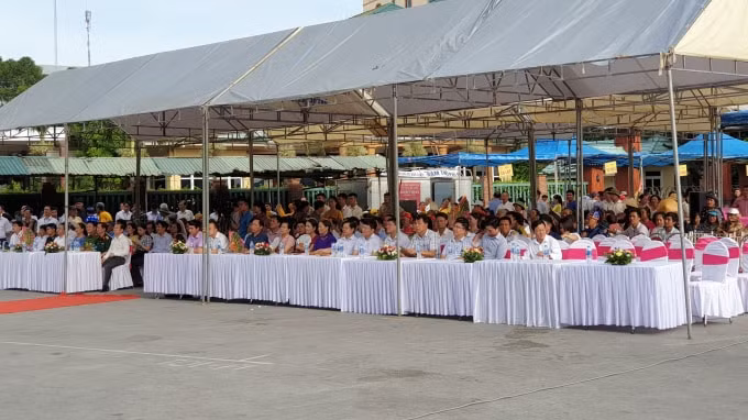 Tới dự có đại diện lãnh đạo một số sở, ngành cấp tỉnh cùng đông đảo nhân dân địa phương và du khách