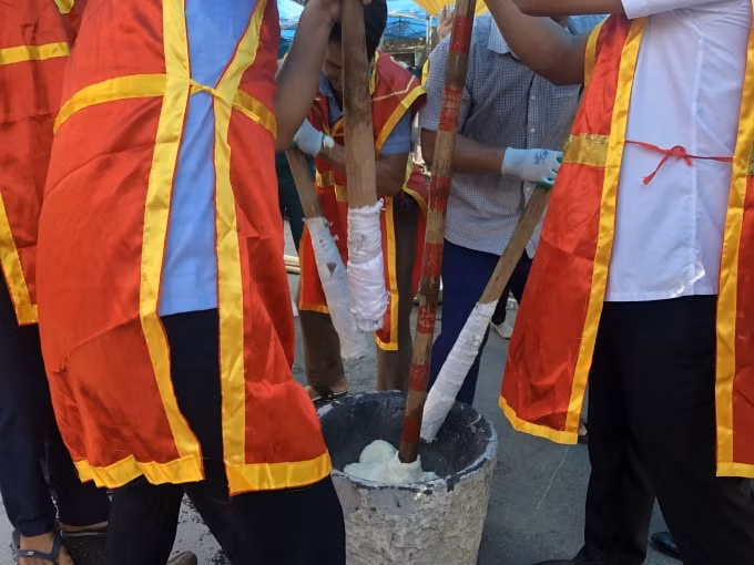 Các đội thi chọn ra những người khỏe, khéo tay nhất để giã phần gạo đã được nấu sôi lên