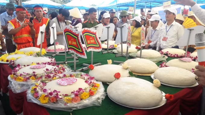 Những sản phẩm đến từ các làng được Ban Giám khảo đánh giá, chấm điểm chọn đội xuất sắc nhất để dâng lên Tế Đức Thánh Thần Độc Cước