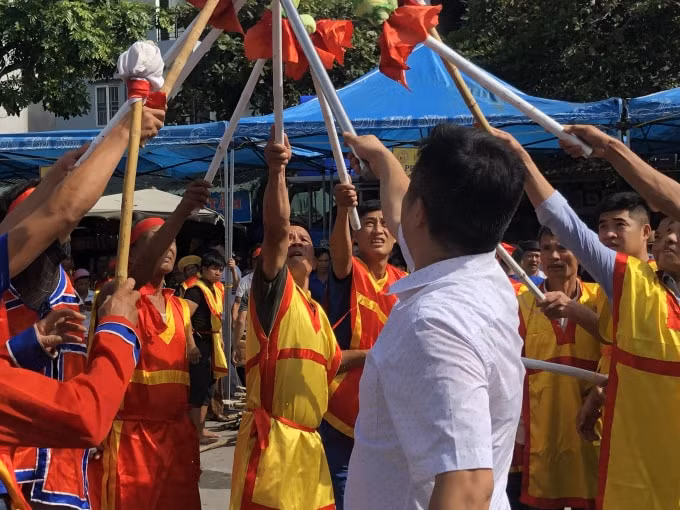 Đại diện Trung tâm Văn hóa Thành phố Sầm Sơn, ông Cao Văn Tâm thắp lửa cho các đội thi