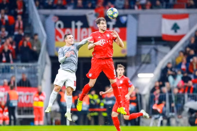 Bayern Munich (áo đỏ) dễ dàng đánh bại Olympiakos 2 - 0. Ảnh: Getty