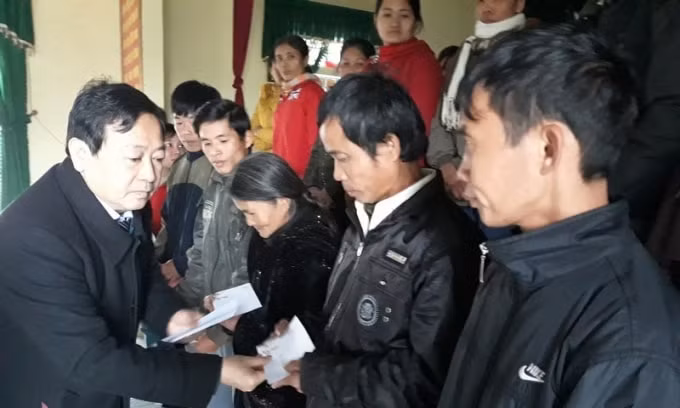 Chủ tịch Hội Nhà báo Nghệ An Trần Duy Ngoãn tặng quà cho người dân nghèo.