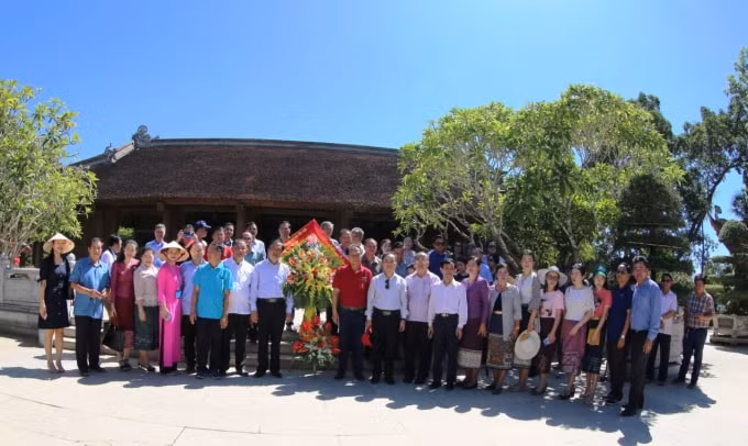 Đoàn đại biểu Báo chí Việt Nam - Lào thăm quê hương Chủ tịch Hồ Chí Minh - khu di tích Kim Liên - Nam Đàn - Nghệ An.