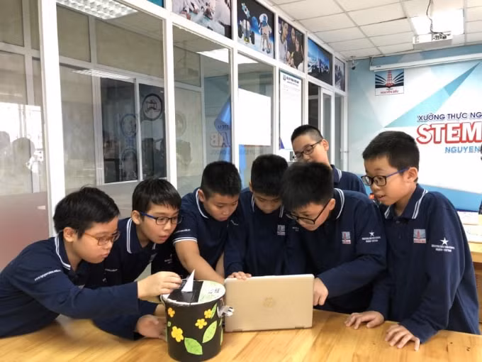 Điều đáng bàn không phải việc ngành giáo dục đưa gì vào chương trình mà đưa vào và dạy như thế nào để đừng biến môn học trở thành nỗi sợ hãi của con trẻ.