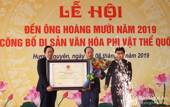 Đại diện Bộ Văn hóa, Thể thao và Du lịch trao Bằng công nhận Lễ hội Đền Hoàng Mười là Di sản văn hóa phi vật thể Quốc gia. (Ảnh báo nghệ an)