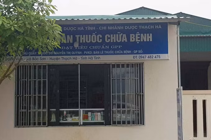 Quầy thuốc hoạt động trên biển không ghi giấy phép.